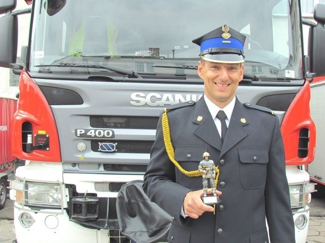 Starszy strażak Marcin Rutkowski odebrał pamiątkową statuetkę. - Jestem bardzo dumny - mówi.