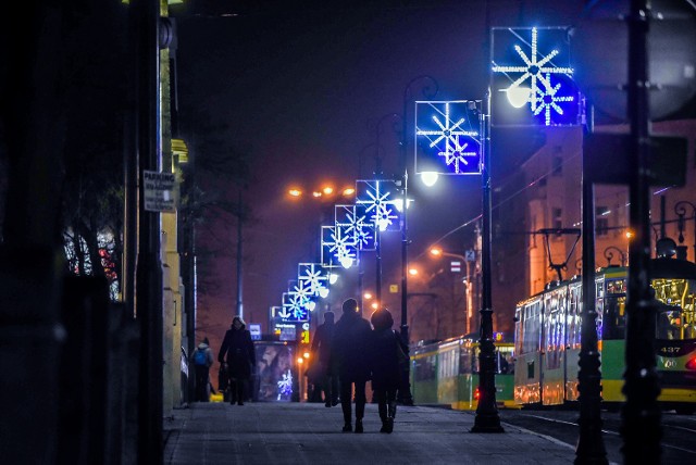 Poznań jest już gotowy na święta! Na ulicach miasta od kilku dni świecą efektowne iluminacje. Pięknie wyglądają szczególnie wieczorem. Przekonacie się o tym, oglądając te zdjęcia.