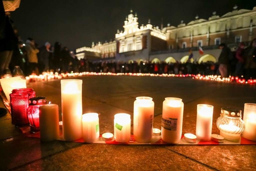 Największe serce świata dla Pawła Adamowicza. Akcja w Krakowie i w całej Polsce [ZDJĘCIA]