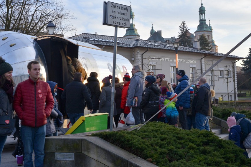 28. Finał WOŚP w Kielcach. Wspaniałe licytacje i występy na Placu Artystów w Kiecach (WIDEO, zdjęcia)