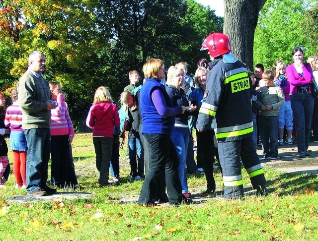 Dzieci i wszyscy pracownicy szkoły byli już na zewnątrz, gdy po dwóch minutach przyjechali strażacy