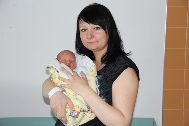 Adrian Piersa, syn Anety i Wojciecha z Nowej Wsi Zachodniej urodził się 2 kwietnia. Ważył 2750g, mierzył 53cm. Na zdjęciu z mamą