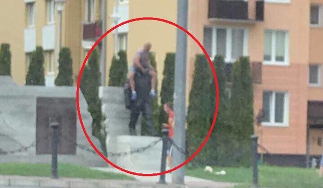 Policjanci z Kraśnika (woj. lubelskie) poszukują mężczyzny, który... usiadł na ramionach pomnika Lecha Kaczyńskiego. Całe zdarzenie uchwyciły kamery monitoringu.Zdarzenie miało miejsce w piątek, 24 sierpnia, około godz. 12.50 przy ul. Balladyny w Kraśniku.Czytaj więcej na kolejnym slajdzieZobacz też: