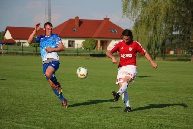 Valerij Sokolenko (czerwona koszulka) zdobył gola strzałem z rzutu wolnego.