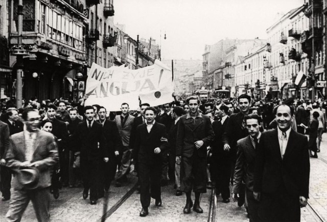 Manifestacja w Warszawie po ogłoszeniu przystąpienia Anglii i Francji do wojny. 3 września 1939 r