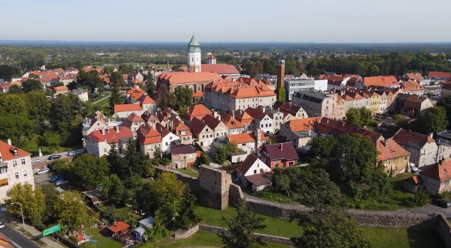 Kożuchów miasto zabytków, takim hasłem promuje się gmina. Z góry dobrze widać zachowany układ ulic, kształty budynków. Podziwiajcie na kolejnych zdjęciach w galerii. Wystarczy przesunąć lub kliknąć następne.