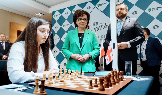 Marszałek Sejmu RP, Elżbieta Witek, symbolicznie otworzyła pierwszy mecz dnia polskiej szachistki Oliwii Kiołbasy w Grand Prix Cypru