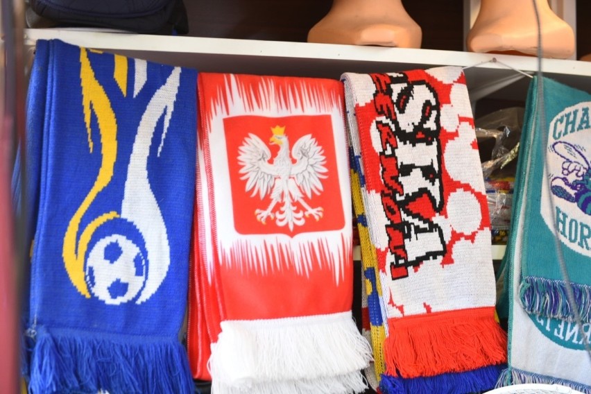 Ruszają Mistrzostwa Europy w piłce nożnej. Gdzie i za ile kupimy w Toruniu gadżety dla kibiców?