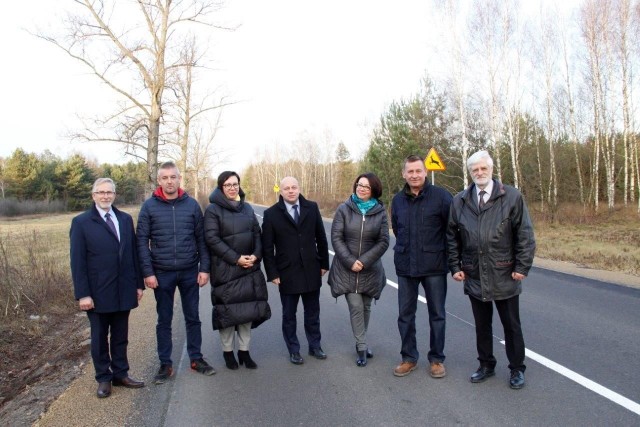 W odbiorze udział wzięli przedstawiciele władz powiatu niżańskiego, w środku starosta Robert Bednarz