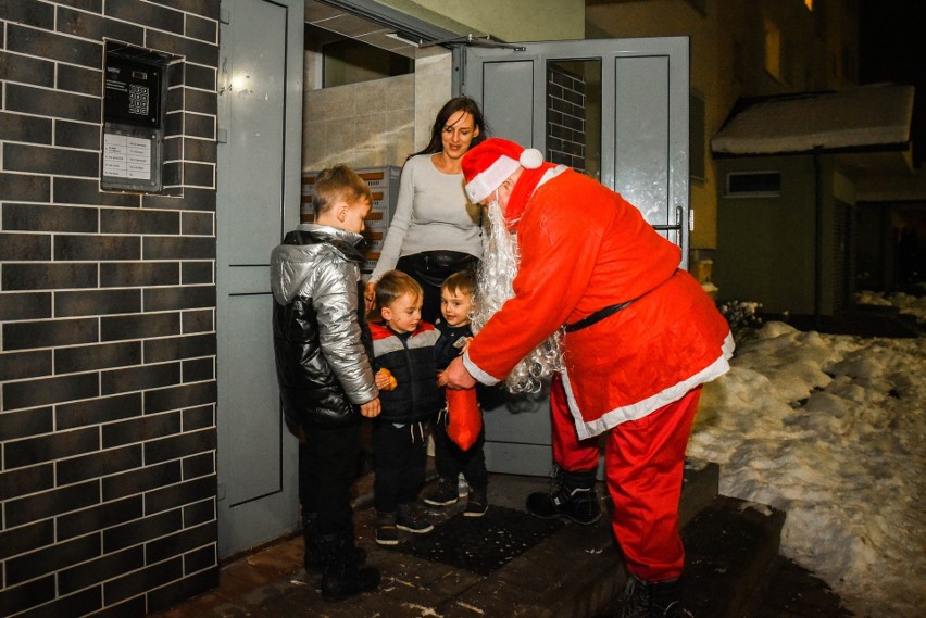 Z okazji Mikołajek członkowie grupy "Lęborskie Klasyki" odwiedzili szpital i domy dla dzieci 