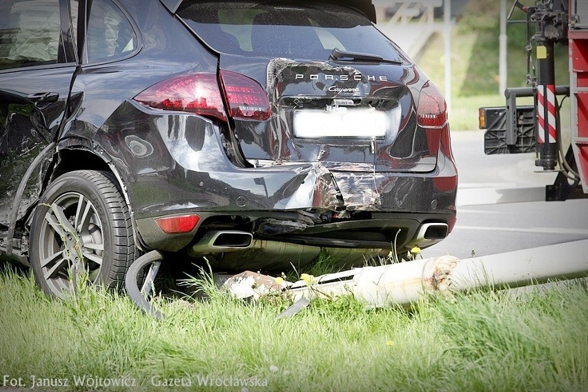 Wrocław: Wypadek Porsche na rondzie Żołnierzy Wyklętych (ZDJĘCIA)