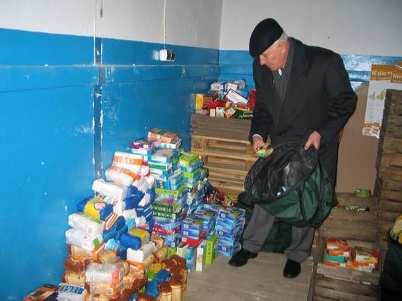 Dla osób nie objętych ewidencją przez Miejski Ośrodek Pomocy Rodzinie w Tarnobrzegu, Czesław Łuszczki, prezes banku żywności przygotuje paczki z produktów.