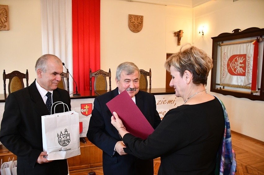 Miechów. Starosta nagrodził dyrektorów i nauczycieli szkół średnich