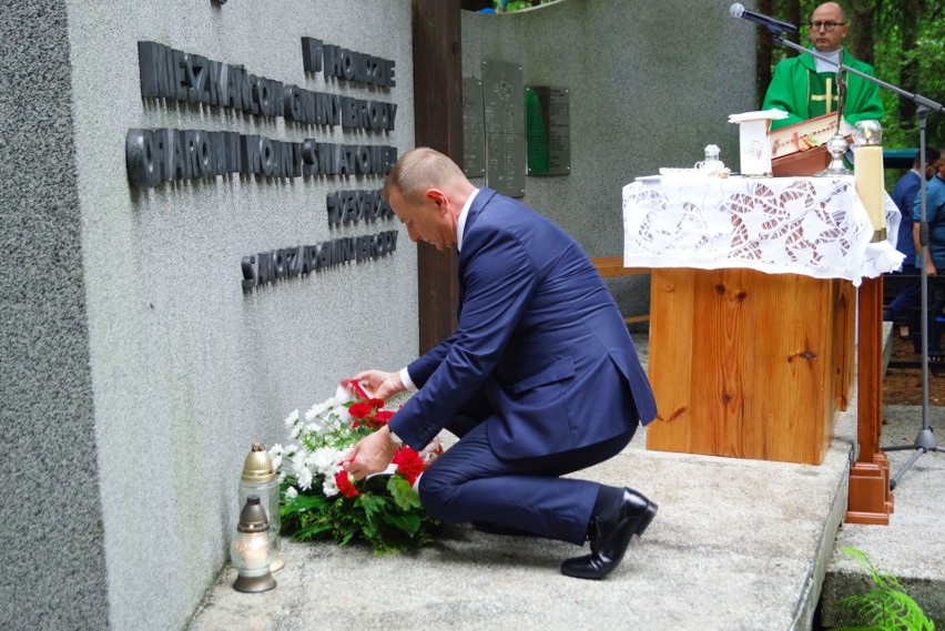 Uroczystości patriotyczne w Borze Kunowskim w 78 rocznicę zamordowania przez hitlerowców 43 mieszkańców [ZDJĘCIA]