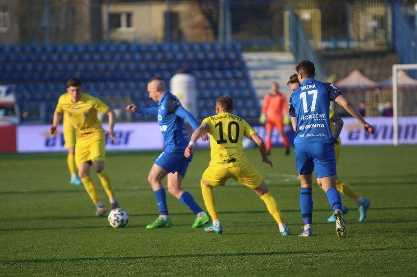 23.04.2022 roku Ruch przegrał u siebie z Radunią 0:1. W...