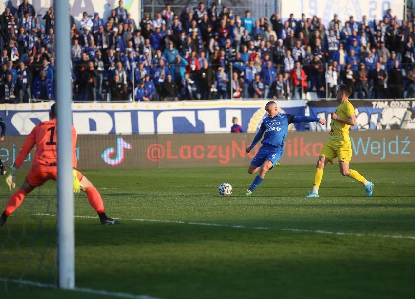 23.04.2022 roku Ruch przegrał u siebie z Radunią 0:1. W...