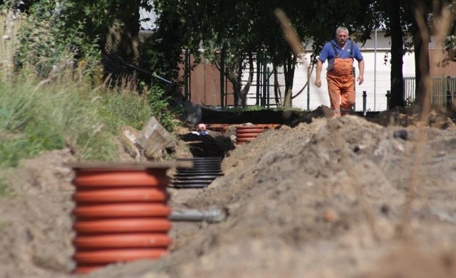 Teren jest już przygotowany pod budowę drogi, która planowo ma zakończyć się w grudniu tego roku.