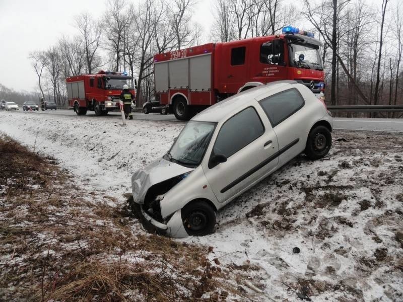 DK 75. Rozbity renault w rowie. Ranna kobieta w szpitalu [ZDJĘCIA]