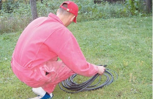 Kable telefoniczne po wypaleniu trafiają do punktów skupu złomu. Niestety, nie wszyscy kupujący interesują się skąd pochodzi metal.