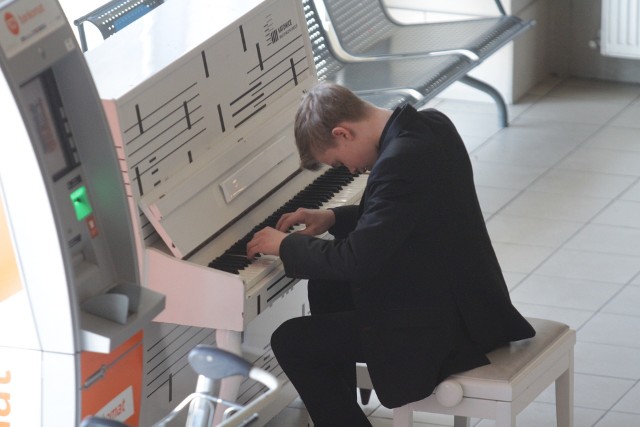 Na lotnisku w Pyrzowicach zabrzmiała muzyka. Witold zagrał na pianinie