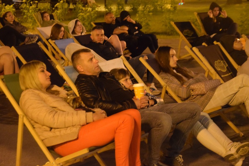 Free(Ra)dom Festival 2023 w Radomiu, projekcja filmu na deptaku, widzowie na leżakach. Zobaczcie zdjęcia