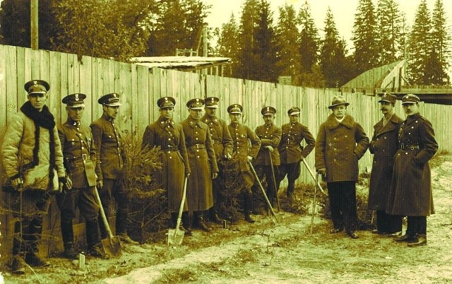 Nadleśnictwo Hajnówka. Drugi z prawej Stanisław Kwapiszewski, trzeci &#8211; Józef Chorąży.