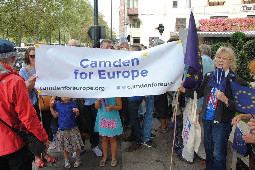 Członkowie ruchu Camden for Europe podczas Marszu dla...