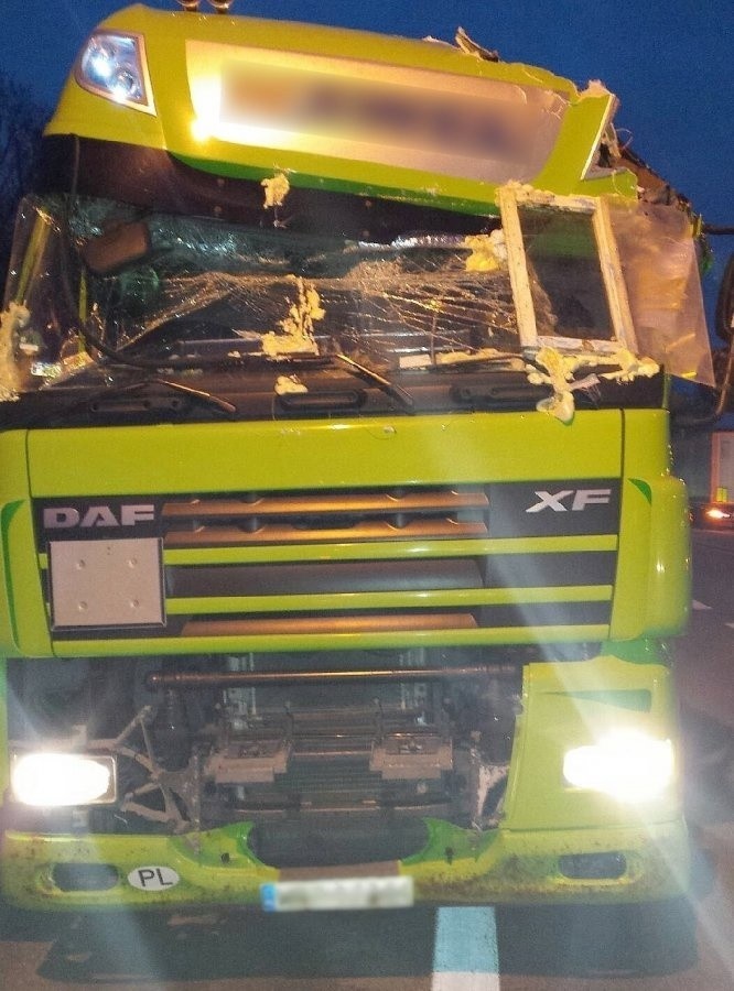 Kierowca uszkodzonego DAF-a wmontował sobie domowe okno w...