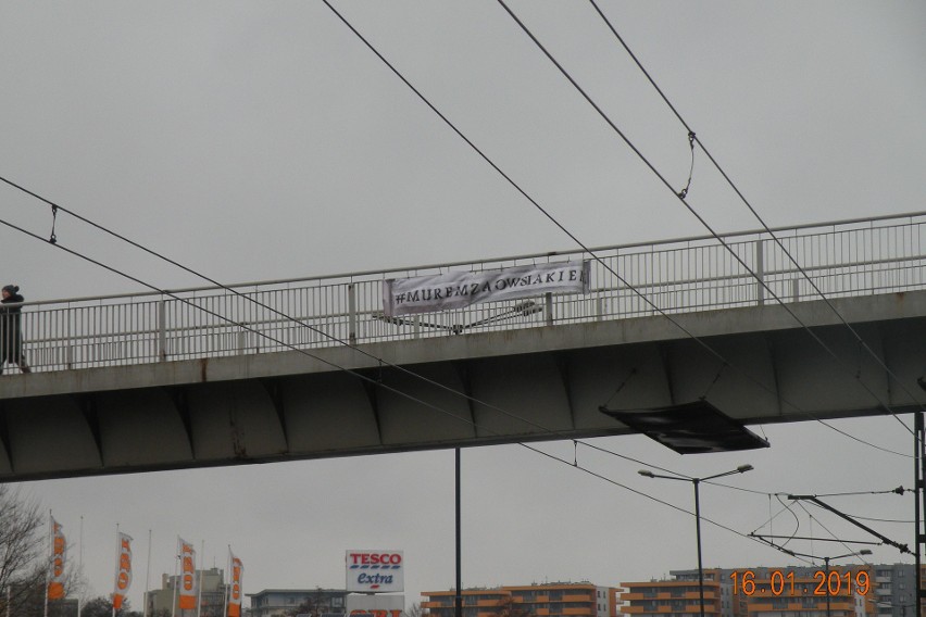 Kraków #MuremZaOwsiakiem. Baner wspierający Jerzego Owsiaka na kładce nad Wielicką