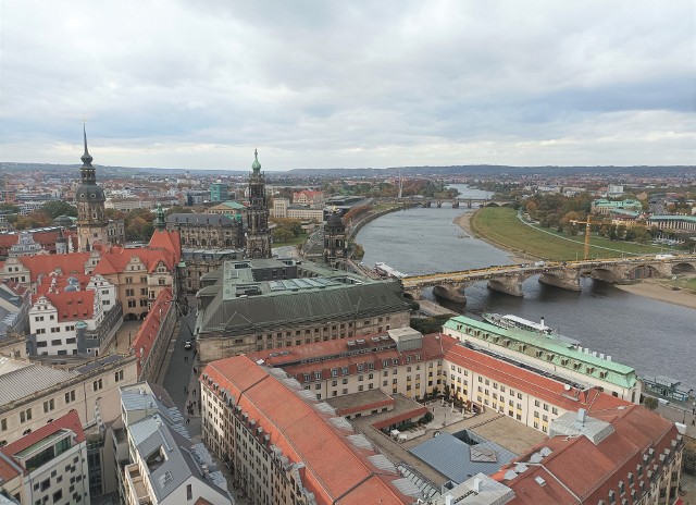 Widok na Drezno i Łabę z galerii na kopule monumentalnego kościoła barokowego pw. Marii Panny (niem. Frauenkirche),  odbudowanym po zniszczeniach wojennych