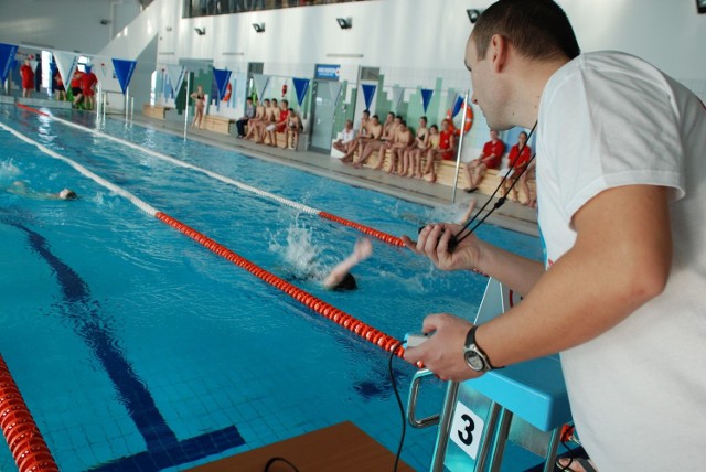 Zajęcia odbywają się na krytych pływalniach, prowadzone są przez osoby posiadające odpowiednie kwalifikacje.