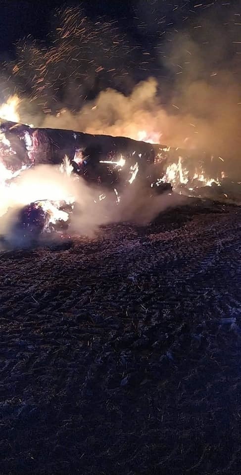 Duży pożar przy autostradzie A4. Płonęła sterta słomy