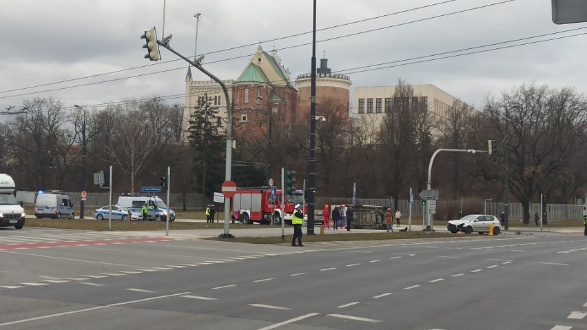 Osobówka zderzyła się z karetką na rondzie pod zamkiem w Lublinie. Zobacz zdjęcia i wideo