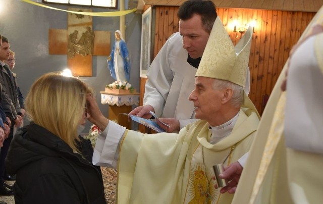 W niedzielę biskup Marian Florczyk bierzmował 15 osób z parafii w Jarząbkach.