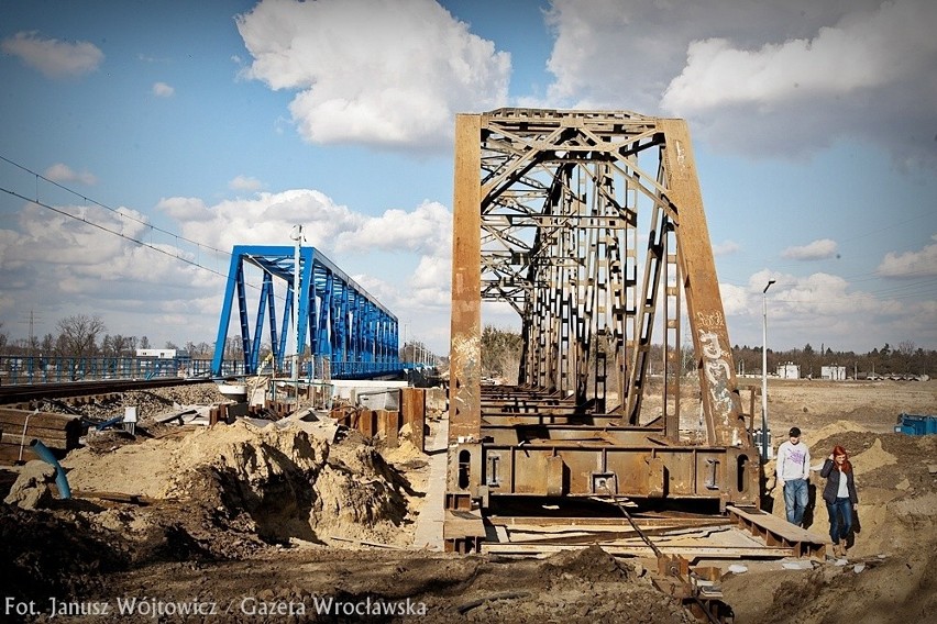 Wrocław: Demontują most kolejowy na Odrą (NOWE ZDJĘCIA, FILM)