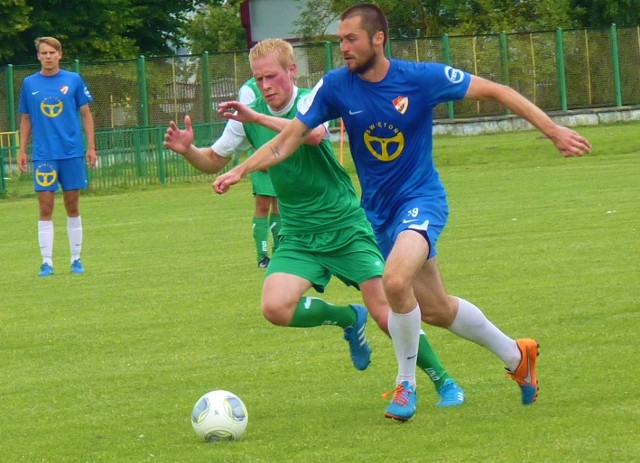 Michał Szałek (przy piłce) został najlepszym strzelcem niedzielnego turnieju. Rosły defensor strzelił cztery gole.