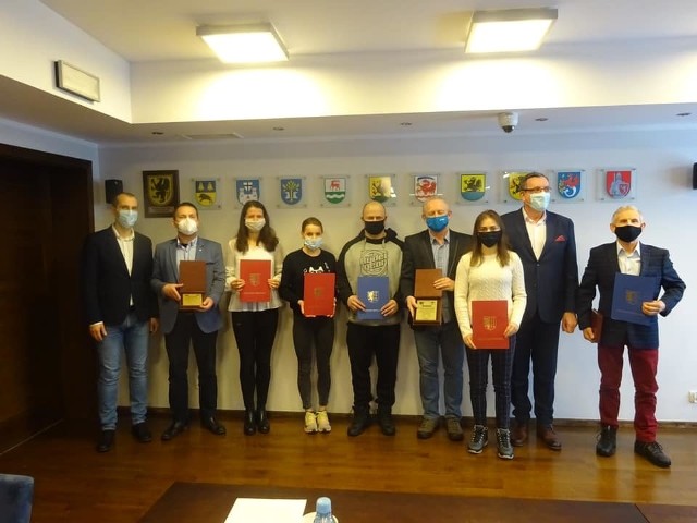 W Starostwie Powiatowym w Bytowie wręczono nagrody i wyróżnienia dla zawodników osiągających wysokie wyniki sportowe i reprezentujących Polskę na arenie międzynarodowej. 