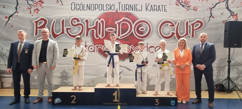 Zawodnicy Klubu Karate Morawica i Piekoszów zdobywali medale na turnieju w Starachowicach. Trener Andrzej Horna zadowolony 