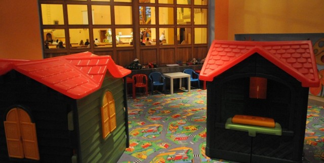 Zjeżdżalnia, domki, stoliki, krzesełka, przybory do rysowania i zabawki - tak wygląda sala zabaw w kościele przy ul. Czereśniowej w Gorzowie.