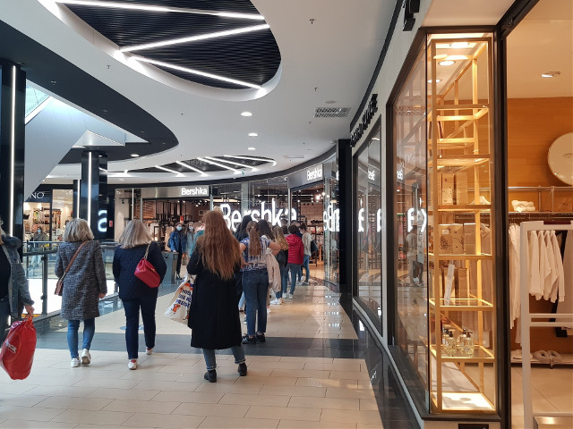 Od 4 maja otwarte są ponownie galerie handlowe. Białostoczanie ruszyli na zakupy. Na zdjęciu galeria Alfa, około godz 15.