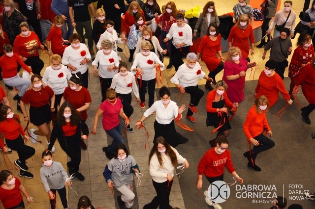 Akcja One Billion Rising po raz kolejny odbyła się w Centrum Handlowym Pogoria w Dąbrowie Górniczej. Zobacz kolejne zdjęcia/plansze. Przesuwaj zdjęcia w prawo - naciśnij strzałkę lub przycisk NASTĘPNE
