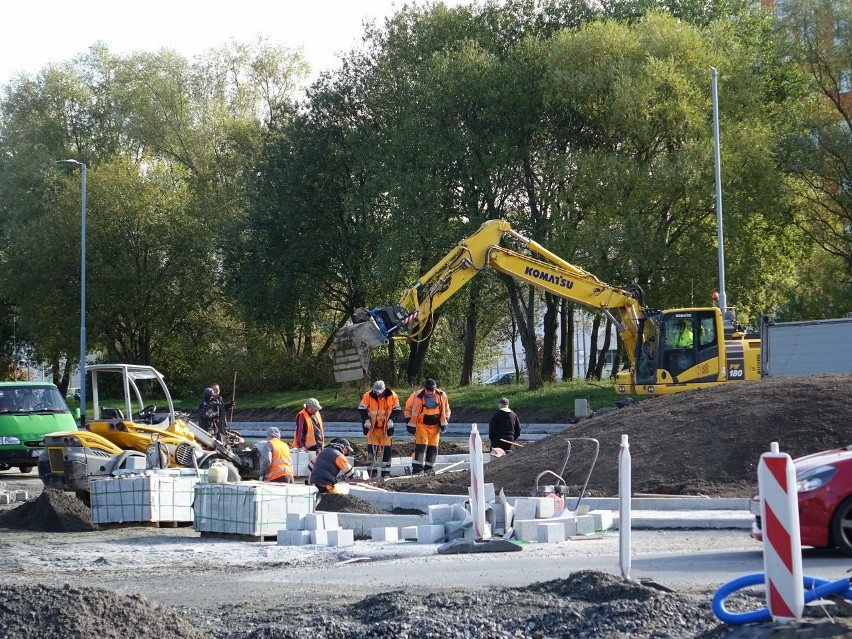 Trwa budowa ronda na skrzyżowaniu ulic Jana Pawła II i...