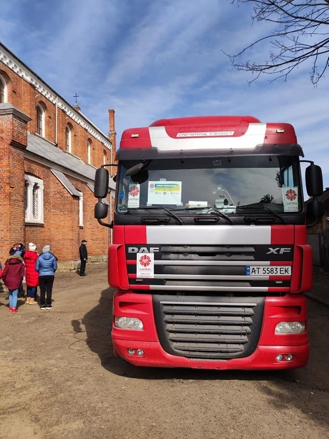 Transport z zebranymi produktami ruszył w piątek, 18 marca, a do Kołomyi dotarł już w niedzielę, 20 marca. Łącznie zapakowane zostały 32 palety darów.