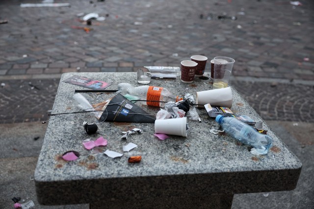 Na Starym Rynku i w jego okolicy pozostawiono butelki od alkoholi, fragmenty ozdób, czy opakowania po fajerwerkach...