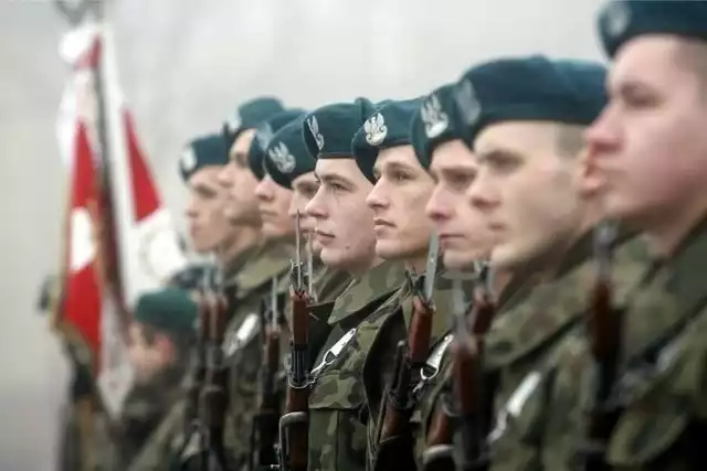 Pensja w Wojsku Polskim uzależniona jest od stanowiska, korpusu oraz stopnia. Żołnierze otrzymują ponadto rożne dodatki i mogą też liczyć na wcześniejszą emeryturę.