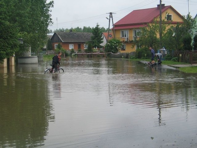 Przejazd przez Dymitrów jest niemożliwy, bo woda zalała główną drogę.