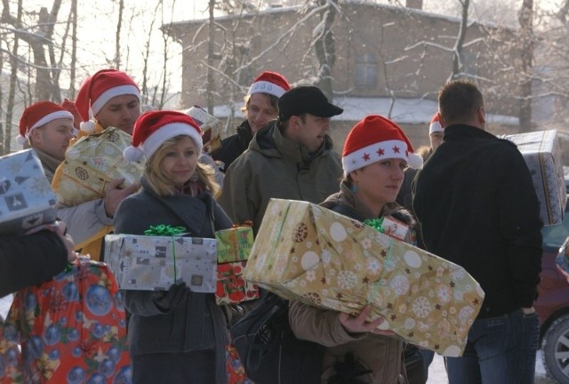 Motomikołaje z Praszki przywieźli wymarzone prezenty dla każdego z 30 mieszkańców Domu Dziecka w Sowczycach.