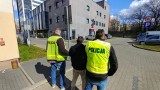 Łódzka policja zatrzymała trzech mieszkańców Pomorza. Mieli przy sobie skradzioną biżuterię oraz narzędzia do włamań [WIDEO]