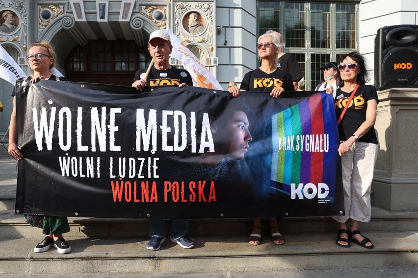 Pół tysiąca ludzi pod Fontanną Neptuna. Protest KOD-u w sprawie lex TVN. Zdjęcia