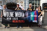 Pół tysiąca ludzi pod Fontanną Neptuna. Protest KOD-u w sprawie lex TVN. Zdjęcia